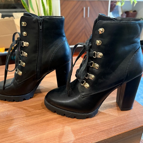 Express Women’s platform lace-up boots - Picture 2 of 5